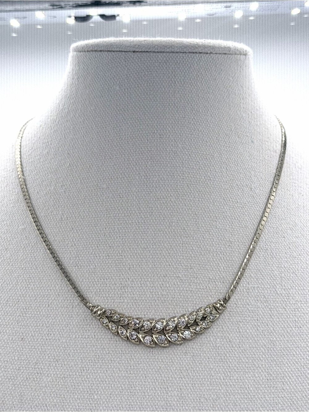 Vintage Gold-Tone Leaf Pattern Crystal Accent Curved Herringbone Collar Necklace